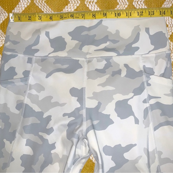 💖 NWOT JustFab Nimbus Cloud White Gray Camo 2 Pc Activewear Set Size L - Picture 9 of 13